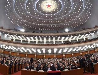 3月13日上午，十三届全国人大一次会议召开第四次全体会议。会议上，新一轮国务院机构改革方案正式出炉。方案显示，改革国税地税征管体制，将省级和省级以下国税地税机构合并。国税地税机构合并后，具体承担所辖区域内各项税收、非税收入征管等职责，实行以国家税务总局为主与省(区、市)人民政府双重领导管理体制。国税地税合并，企业界多乐见其成。全国工商联今年由企业主笔的一份集体提案就建议国税地税合并，并表示这样既有利于政府减少税务监管的投入，还可以降低企业因现行国税、地税分立体系而产生的多头管理的成本等问题。配合分税制改革 国税地税分立改革开放四十年来，我国已经进行了多次税制改革。1978年，中国实行经济体制改革，进行了第一步利改税，即国有企业改上缴利润为缴纳所得税;1984年实行第二步利改税，将工商统一税改为工商税和产品税、所得税，开征城市维护建设税;1986年开征个人所得税;1994年施行了分税制改革，根据不同行业和税种，将产品税改为增值税，将建筑安装、交通运输、饮食服务、邮政电讯等服务行业所经营项目纳入营业税的征收范围，将过去的税务局分为国家税务局和地方税务局，国税地税正式分立；不过，分税制在发挥了重要作用之后，执法不够统一、办税不够便利等问题也慢慢的呈现了出来。因此，从1994年分税制以来，建议“国税地税合并”的声音一直存在。时隔23年 国税地税再次合并如今，随着营改增的推进，营业税这一原地方主体税种退出历史舞台，改为增值税后，转由国税部门征管，地税部门征管任务减少较多，“国税地税合并”的呼声再起。加上5年前开始试行的国税、地税合作，在减轻纳税成本、优化服务、强化征管和规范执法等方面都显示了较好的效果，这次就从合作变为了合并。这是继1994年实行分税制改革后，时隔23年，省级及省级以下国税地税机构再次合并。国税地税合并 减轻纳税人负担据慧算账了解，国税地税机构合并后，具体承担所辖区域内各项税收、非税收入征管等职责，实行以国家税务总局为主与省(区、市)人民政府双重领导管理体制。国税地税征管体制的改革，不但能够节约税收征管成本，也会大幅度降低纳税人的纳税成本。之前，很多纳税人要同时缴纳国税、地税，存在“多头跑”等问题; 改革后，纳税人通过一个窗口纳税，会更加方便，办事效率也会提高，也节省了收税成本。同时，在信息化如此发达的情况下，国税、地税两套机构在不同程度上也存在资源重置，在现行制度体系下，实行一套机构就可以在一定程度上避免这些问题，对于提高征管效率也有好处。